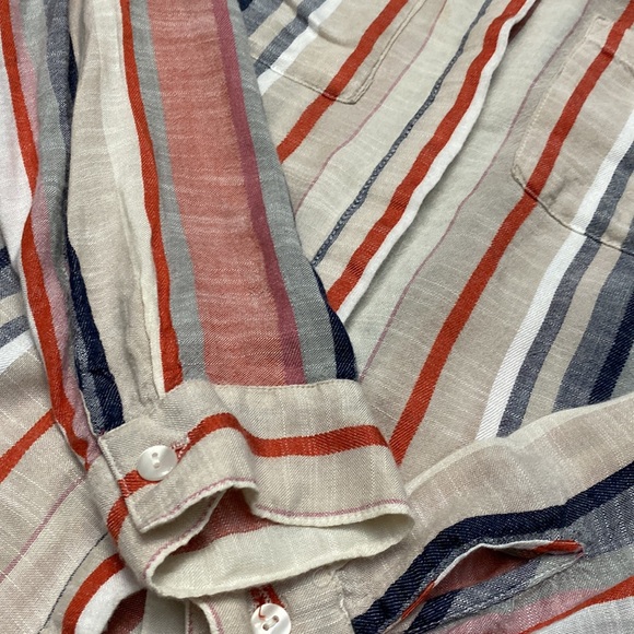 Two pockets in the front button up 100% Rayon shirt - Picture 7 of 8